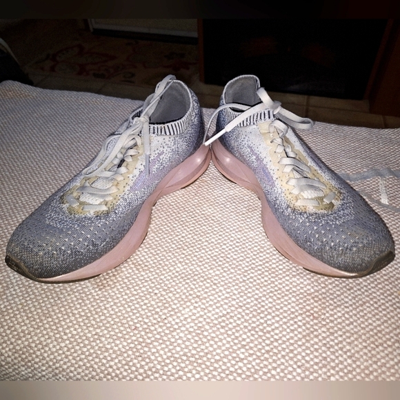 Brooks Shoes - Brooks Levitate 2 in a womens size 7. Pre-loved in good condition